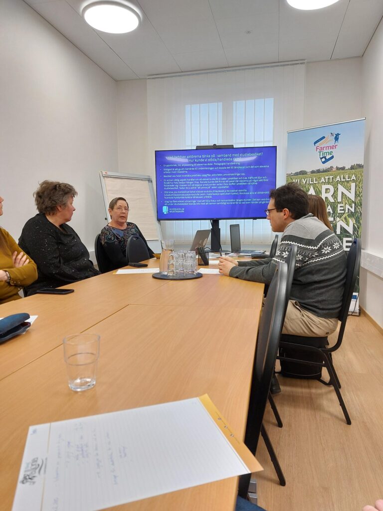 Personer som har möte i ett konferensrum