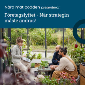 Foto av tre fokuserade personer som sitter i ett växthus och diskuterar med dator framme.